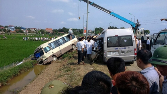 Hà Nội 2 xe khách tông nhau ít nhất 5 người chết