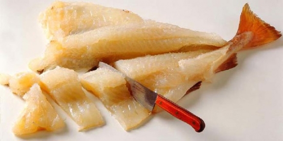 Đặc sản kinh dị Pho mát giòi ruột cá lên men