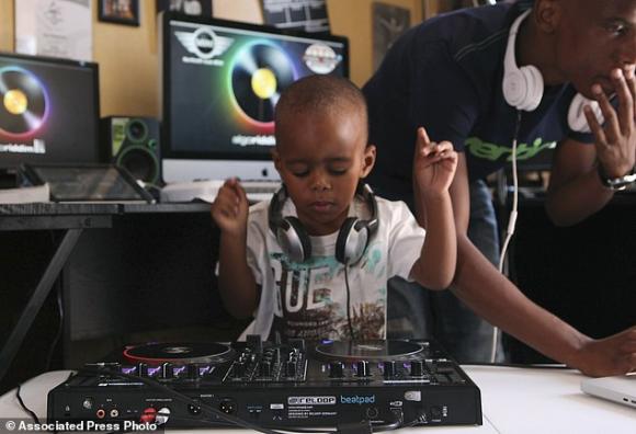 DJ nhỏ tuổi nhất thế giới chơi nhạc điêu luyện DJ, DJ nhỏ nhất thế giới, DJ 2 tuổi, Oratilwe Hlongwane