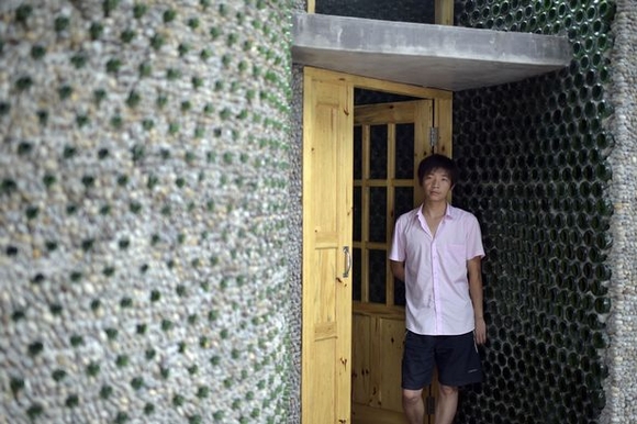 ngôi nhà xây bằng hàng ngàn chai thủy tinh đôc đáo 7