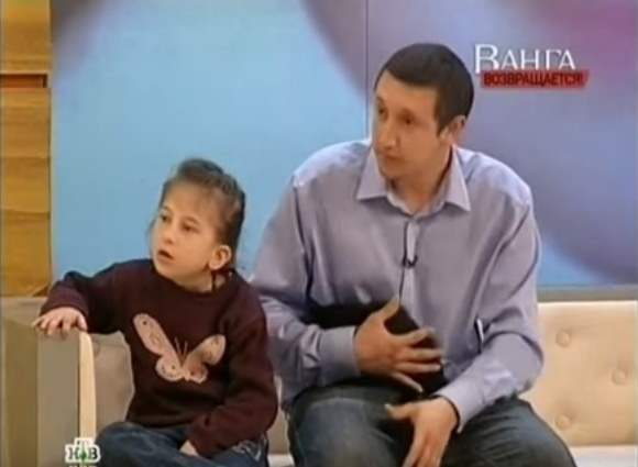 Kaede cùng bố xuất hiện trên truyền hình