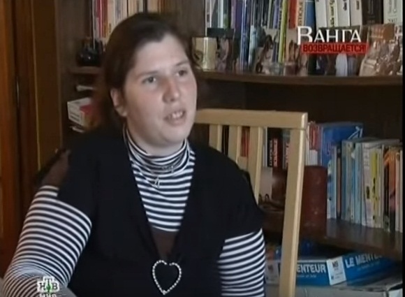 Mẹ của cô bé trong một phóng sự nói về những lời tiên tri kỳ lạ của con gái