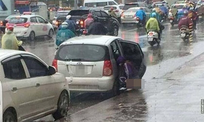 Sốc: Bắt gặp người phụ nữ thản nhiên tè bậy giữa ban ngày ngay trên phố ở Hà Nội