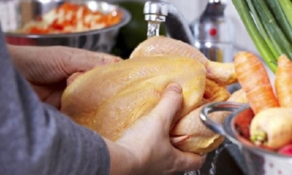 Vì sao rửa thịt gà trước khi chế biến là có thể gây chết người?