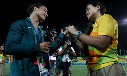Màn cầu hôn cảm động nhất Olympic Rio 2016 của cặp đôi đồng tính nữ ngay trên sân thi đấu