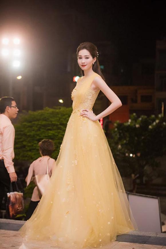 Hoa hậu Đỗ Mỹ Linh và điều dở trong cách ăn mặc - Ảnh 6. Hoa hậu Đỗ Mỹ Linh và điều dở trong cách ăn mặc - Ảnh 6.