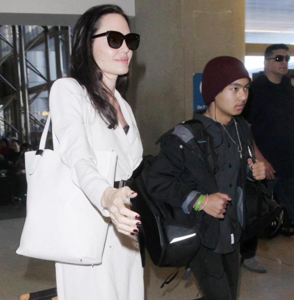Angelina Jolie bị tố giả mạo giấy tờ nhận con nuôi tại Campuchia - Ảnh 1. Angelina Jolie bị tố giả mạo giấy tờ nhận con nuôi tại Campuchia - Ảnh 1.
