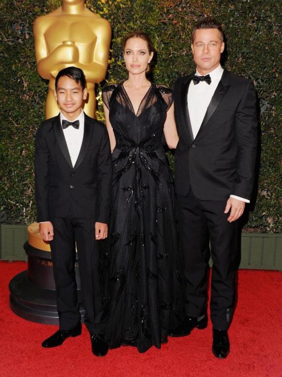 Angelina Jolie bị tố giả mạo giấy tờ nhận con nuôi tại Campuchia - Ảnh 3. Angelina Jolie bị tố giả mạo giấy tờ nhận con nuôi tại Campuchia - Ảnh 3.