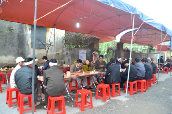 Nạn nhân Nguyễn Hữu Sầm, Nguyễn Hữu Sảng được gia đình hoàn tất an táng vào hôm qua. Ảnh: Đ.Tuỳ