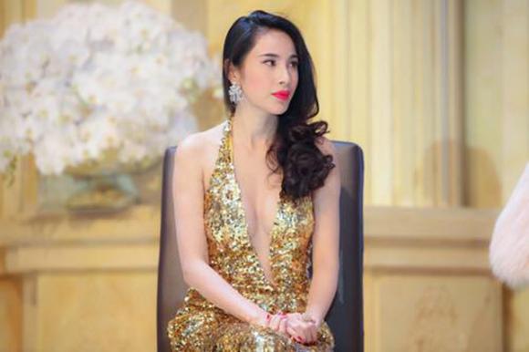 Ở Thủy Tiên hội tụ cả hai hình ảnh của một người phụ nữ hiện đại, vừa quyến rũ ngoài xã hội vừa đảm đang khi về nhà.