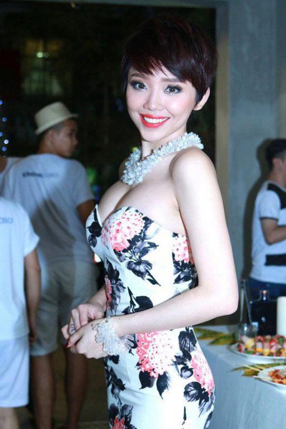 Nữ ca sĩ sinh năm 1989 luôn biết cách phô diễn lợi thế hình thể cả ở trong đời thường.