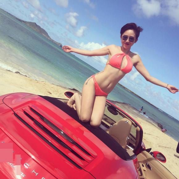 Mỗi khi đăng ảnh bikini, Tóc Tiên lại khiến dân tình mất ngủ vì body quá nuột nà.