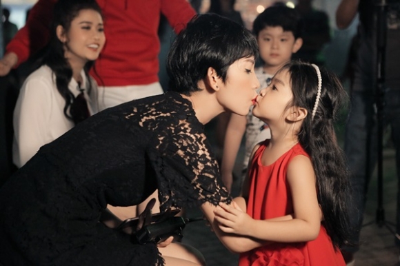 Những khoảnh khắc 'đáng yêu đừng hỏi' của các cặp mẹ con sao Việt cực hot