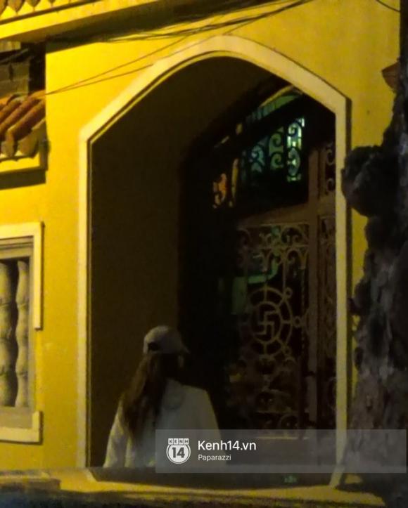 Hương Giang Idol bịt khẩu trang kín mít, xuất hiện chớp nhoáng ở chùa Quán Sứ giữa đêm muộn - Ảnh 5. Hương Giang Idol bịt khẩu trang kín mít, xuất hiện chớp nhoáng ở chùa Quán Sứ giữa đêm muộn - Ảnh 5.