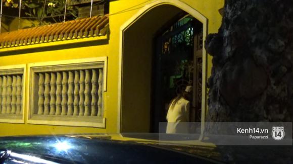 Hương Giang Idol bịt khẩu trang kín mít, xuất hiện chớp nhoáng ở chùa Quán Sứ giữa đêm muộn - Ảnh 6. Hương Giang Idol bịt khẩu trang kín mít, xuất hiện chớp nhoáng ở chùa Quán Sứ giữa đêm muộn - Ảnh 6.