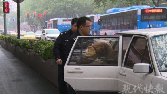 ki bi chuyen be so sinh bi bo roi duoc tro ve nha nho tieng khoc cua nguoi anh song sinh - 2
