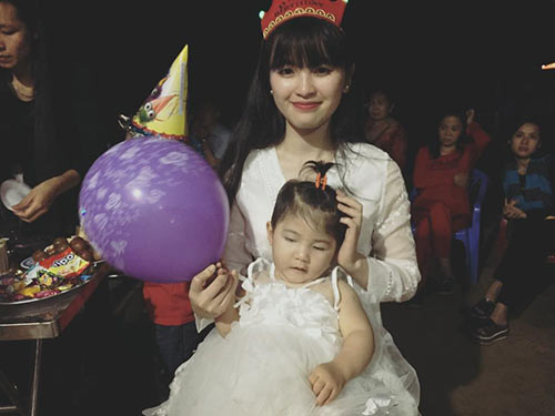 me nuoi 9x to chuc sinh nhat 2 tuoi hoanh trang cho be gai lao cai, tiet lo nguoi that su cham soc be - 1