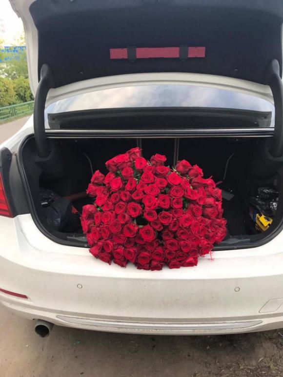 Chuyện tình vượt thử thách phía sau màn cầu hôn với 101 đóa hồng bên xe sang BMW - Ảnh 2. Chuyện tình vượt thử thách phía sau màn cầu hôn với 101 đóa hồng bên xe sang BMW - Ảnh 2.