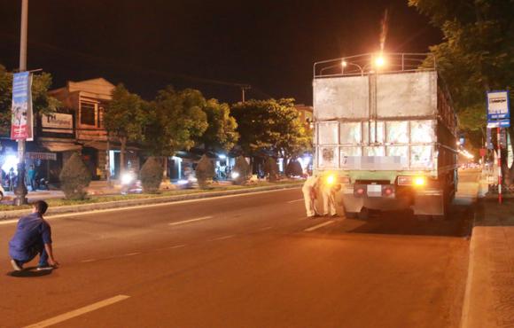 Đà Nẵng: Va chạm kinh hoàng trong đêm, nam thanh niên bị xe tải cán tử vong - Ảnh 3. Đà Nẵng: Va chạm kinh hoàng trong đêm, nam thanh niên bị xe tải cán tử vong - Ảnh 3.