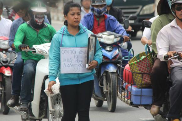 Vụ bé gái 13 tuổi Cà Mau tự tử nghi xâm hại: Mẹ ôm di ảnh con, uất ức cầu cứu VKS tối cao - Ảnh 2. Vụ bé gái 13 tuổi Cà Mau tự tử nghi xâm hại: Mẹ ôm di ảnh con, uất ức cầu cứu VKS tối cao - Ảnh 2.