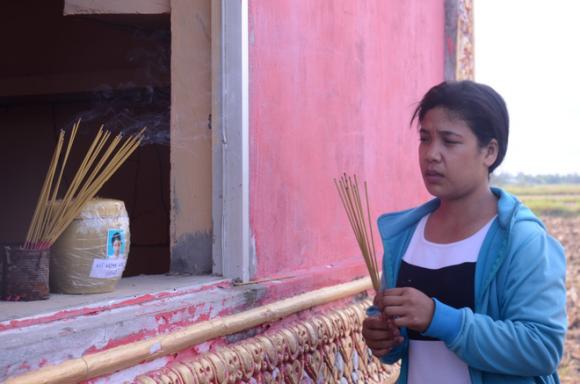Vụ bé gái 13 tuổi Cà Mau tự tử nghi xâm hại: Mẹ ôm di ảnh con, uất ức cầu cứu VKS tối cao - Ảnh 9. Vụ bé gái 13 tuổi Cà Mau tự tử nghi xâm hại: Mẹ ôm di ảnh con, uất ức cầu cứu VKS tối cao - Ảnh 9.