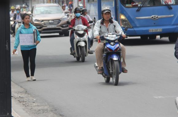 Vụ bé gái 13 tuổi Cà Mau tự tử nghi xâm hại: Mẹ ôm di ảnh con, uất ức cầu cứu VKS tối cao - Ảnh 1. Vụ bé gái 13 tuổi Cà Mau tự tử nghi xâm hại: Mẹ ôm di ảnh con, uất ức cầu cứu VKS tối cao - Ảnh 1.