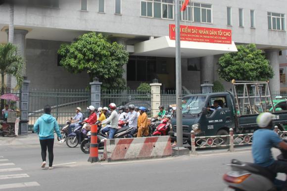Vụ bé gái 13 tuổi Cà Mau tự tử nghi xâm hại: Mẹ ôm di ảnh con, uất ức cầu cứu VKS tối cao - Ảnh 3. Vụ bé gái 13 tuổi Cà Mau tự tử nghi xâm hại: Mẹ ôm di ảnh con, uất ức cầu cứu VKS tối cao - Ảnh 3.