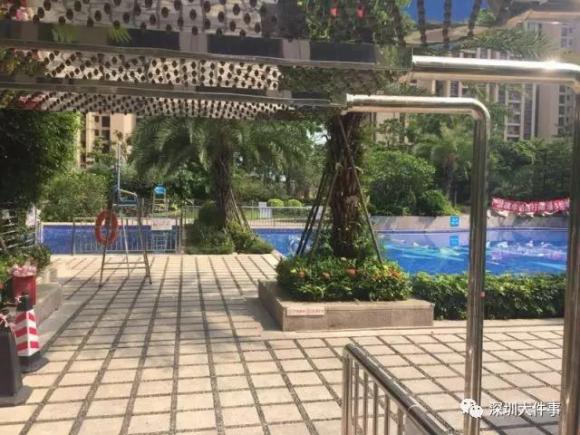Bé trai 4 tuổi chết đuối ở hồ bơi, ngay bên cạnh mẹ và 3 nhân viên cứu hộ - Ảnh 1. Bé trai 4 tuổi chết đuối ở hồ bơi, ngay bên cạnh mẹ và 3 nhân viên cứu hộ - Ảnh 1.
