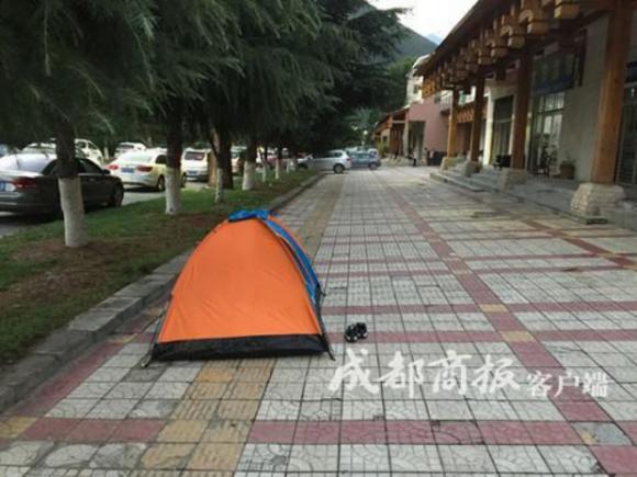 Những hình ảnh kinh hoàng ở thiên đường hạ giới Cửu Trại Câu sau vụ động đất 7 độ Richter - Ảnh 19. Những hình ảnh kinh hoàng ở thiên đường hạ giới Cửu Trại Câu sau vụ động đất 7 độ Richter - Ảnh 19.
