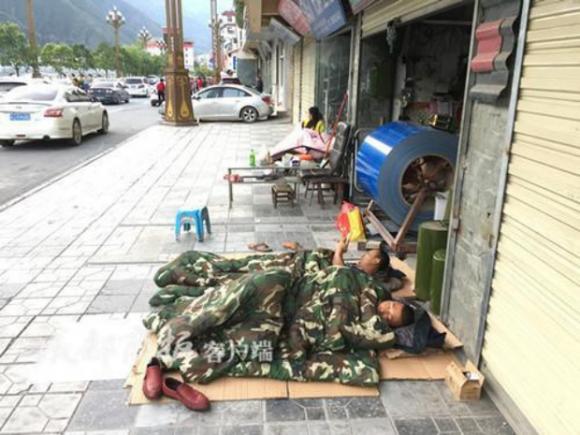 Những hình ảnh kinh hoàng ở thiên đường hạ giới Cửu Trại Câu sau vụ động đất 7 độ Richter - Ảnh 20. Những hình ảnh kinh hoàng ở thiên đường hạ giới Cửu Trại Câu sau vụ động đất 7 độ Richter - Ảnh 20.