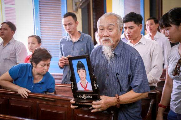 Cha mẹ nữ sinh bị bạn sát hại bỏ thùng xốp: Nỗi đau này sẽ theo chúng tôi cả đời... - Ảnh 5. Cha mẹ nữ sinh bị bạn sát hại bỏ thùng xốp: Nỗi đau này sẽ theo chúng tôi cả đời... - Ảnh 5.