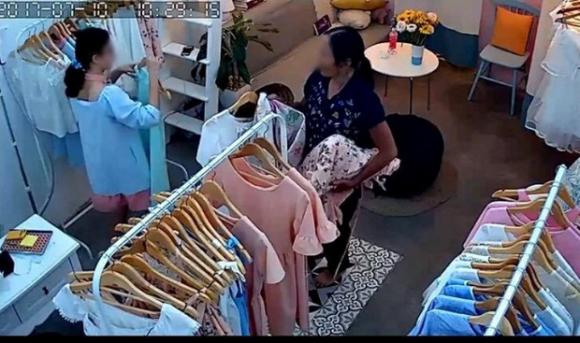Vụ bà lão chôm quần áo hàng hiệu về bán trên vỉa hè: Xử lý thế nào khi bà lão mắc bệnh tâm thần phân liệt? - Ảnh 2. Vụ bà lão chôm quần áo hàng hiệu về bán trên vỉa hè: Xử lý thế nào khi bà lão mắc bệnh tâm thần phân liệt? - Ảnh 2.
