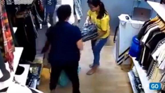 Vụ bà lão chôm quần áo hàng hiệu về bán trên vỉa hè: Xử lý thế nào khi bà lão mắc bệnh tâm thần phân liệt? - Ảnh 5. Vụ bà lão chôm quần áo hàng hiệu về bán trên vỉa hè: Xử lý thế nào khi bà lão mắc bệnh tâm thần phân liệt? - Ảnh 5.