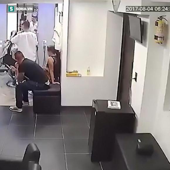 Chờ cắt tóc, phụ tá của ông trùm khét tiếng bị ám sát - Ảnh 1. Chờ cắt tóc, phụ tá của ông trùm khét tiếng bị ám sát - Ảnh 1.