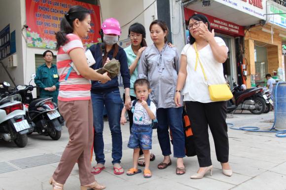 Bé trai nghi bị bỏ rơi trước cổng bệnh viện Từ Dũ đã được mẹ ruột đón về - Ảnh 5. Bé trai nghi bị bỏ rơi trước cổng bệnh viện Từ Dũ đã được mẹ ruột đón về - Ảnh 5.
