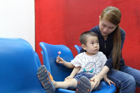 Bé trai nghi bị bỏ rơi trước cổng bệnh viện Từ Dũ đã được mẹ ruột đón về - Ảnh 1. Bé trai nghi bị bỏ rơi trước cổng bệnh viện Từ Dũ đã được mẹ ruột đón về - Ảnh 1.