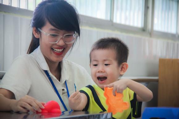 Bé trai nghi bị bỏ rơi trước cổng bệnh viện Từ Dũ đã được mẹ ruột đón về - Ảnh 4. Bé trai nghi bị bỏ rơi trước cổng bệnh viện Từ Dũ đã được mẹ ruột đón về - Ảnh 4.
