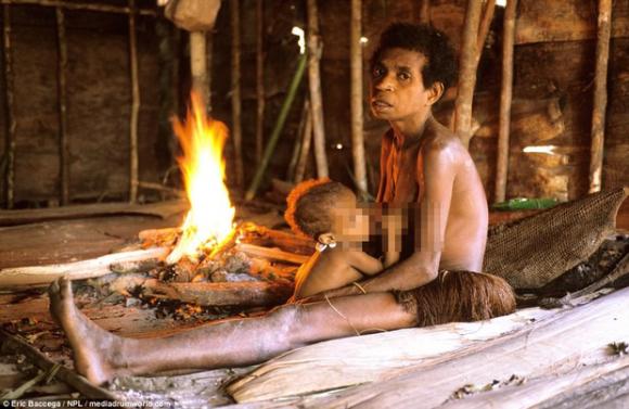 Sức sống phi thường của bộ lạc sống trong những ngôi nhà trên cây cao tới 50m, tách biệt với loài người - Ảnh 8. Sức sống phi thường của bộ lạc sống trong những ngôi nhà trên cây cao tới 50m, tách biệt với loài người - Ảnh 8.
