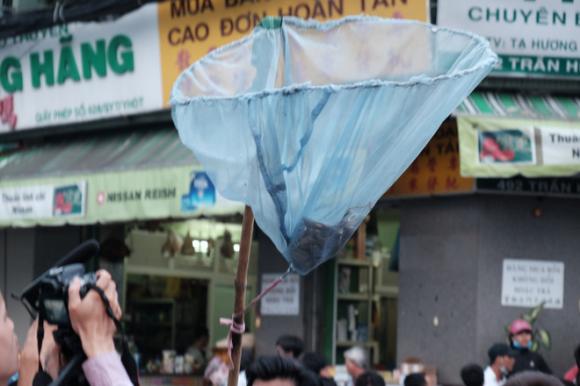 Biển người giành chen lấn, giành giật, dùng vợt tự chế cướp cô hồn ngày rằm tháng bảy - Ảnh 13. Biển người giành chen lấn, giành giật, dùng vợt tự chế cướp cô hồn ngày rằm tháng bảy - Ảnh 13.