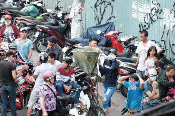Biển người giành chen lấn, giành giật, dùng vợt tự chế cướp cô hồn ngày rằm tháng bảy - Ảnh 4. Biển người giành chen lấn, giành giật, dùng vợt tự chế cướp cô hồn ngày rằm tháng bảy - Ảnh 4.