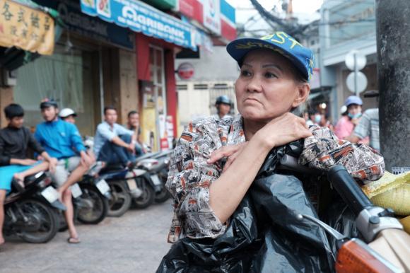 Biển người giành chen lấn, giành giật, dùng vợt tự chế cướp cô hồn ngày rằm tháng bảy - Ảnh 6. Biển người giành chen lấn, giành giật, dùng vợt tự chế cướp cô hồn ngày rằm tháng bảy - Ảnh 6.