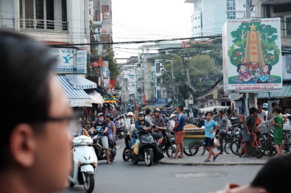 Biển người giành chen lấn, giành giật, dùng vợt tự chế cướp cô hồn ngày rằm tháng bảy - Ảnh 7. Biển người giành chen lấn, giành giật, dùng vợt tự chế cướp cô hồn ngày rằm tháng bảy - Ảnh 7.