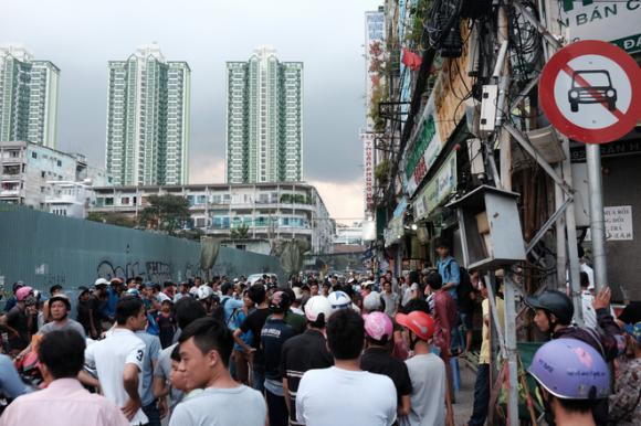 Biển người giành chen lấn, giành giật, dùng vợt tự chế cướp cô hồn ngày rằm tháng bảy - Ảnh 8. Biển người giành chen lấn, giành giật, dùng vợt tự chế cướp cô hồn ngày rằm tháng bảy - Ảnh 8.