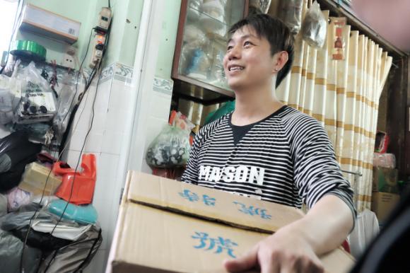 Biển người giành chen lấn, giành giật, dùng vợt tự chế cướp cô hồn ngày rằm tháng bảy - Ảnh 9. Biển người giành chen lấn, giành giật, dùng vợt tự chế cướp cô hồn ngày rằm tháng bảy - Ảnh 9.