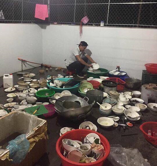 Nam thần ngồi giữa bãi chiến trường rửa bát khiến chị em rưng rưng cảm động - Ảnh 1. Nam thần ngồi giữa bãi chiến trường rửa bát khiến chị em rưng rưng cảm động - Ảnh 1.
