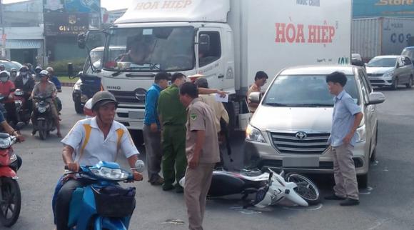 Cha gặp tai nạn, con kêu gọi gần chục thanh niên đến hành hung tài xế ô tô - Ảnh 1. Cha gặp tai nạn, con kêu gọi gần chục thanh niên đến hành hung tài xế ô tô - Ảnh 1.