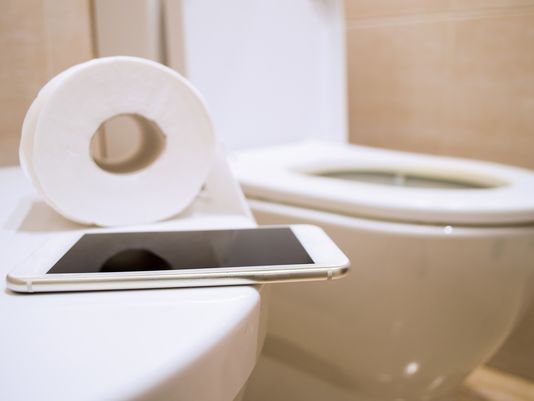 Dùng điện thoại di động thế này sẽ bẩn gấp 10 lần bồn cầu và cách giữ điện thoại sạch sẽ - Ảnh 2. Dùng điện thoại di động thế này sẽ bẩn gấp 10 lần bồn cầu và cách giữ điện thoại sạch sẽ - Ảnh 2.