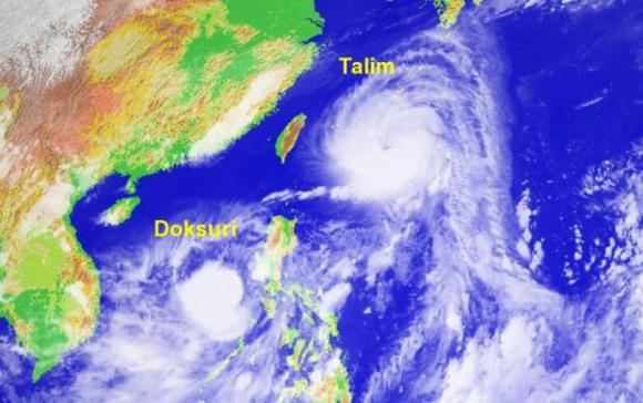 Trung Quốc lo lắng trước siêu bão kép Talim và Doksuri mạnh chưa từng có - Ảnh 1. Trung Quốc lo lắng trước siêu bão kép Talim và Doksuri mạnh chưa từng có - Ảnh 1.