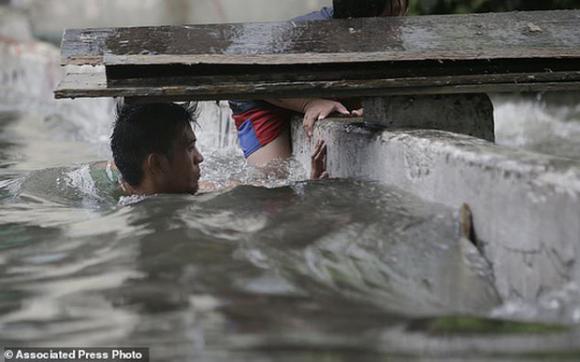 Bão vừa đổ bộ, người dân Philippines ngụp lặn trong nước lũ - Ảnh 10. Bão vừa đổ bộ, người dân Philippines ngụp lặn trong nước lũ - Ảnh 10.