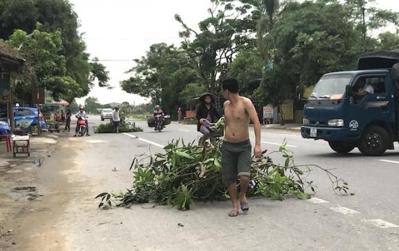 Ảnh: Người dân hối hả chằng nhà, tháo mái tôn hàng loạt để tránh bão - Ảnh 4. Ảnh: Người dân hối hả chằng nhà, tháo mái tôn hàng loạt để tránh bão - Ảnh 4.
